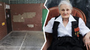 «Привяжем к кровати». Родных 91-летней женщины смутили странные методы в больнице — врачи всё опровергают