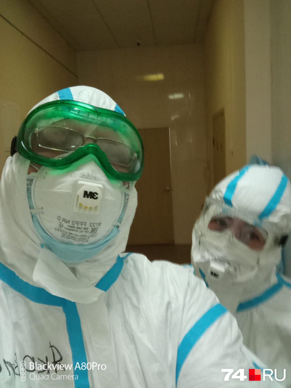 В душном костюме приходится не только совершать обходы пациентов, но и проводить операции и перевязки В душном костюме приходится не только совершать обходы пациентов, но и проводить операции и перевязки