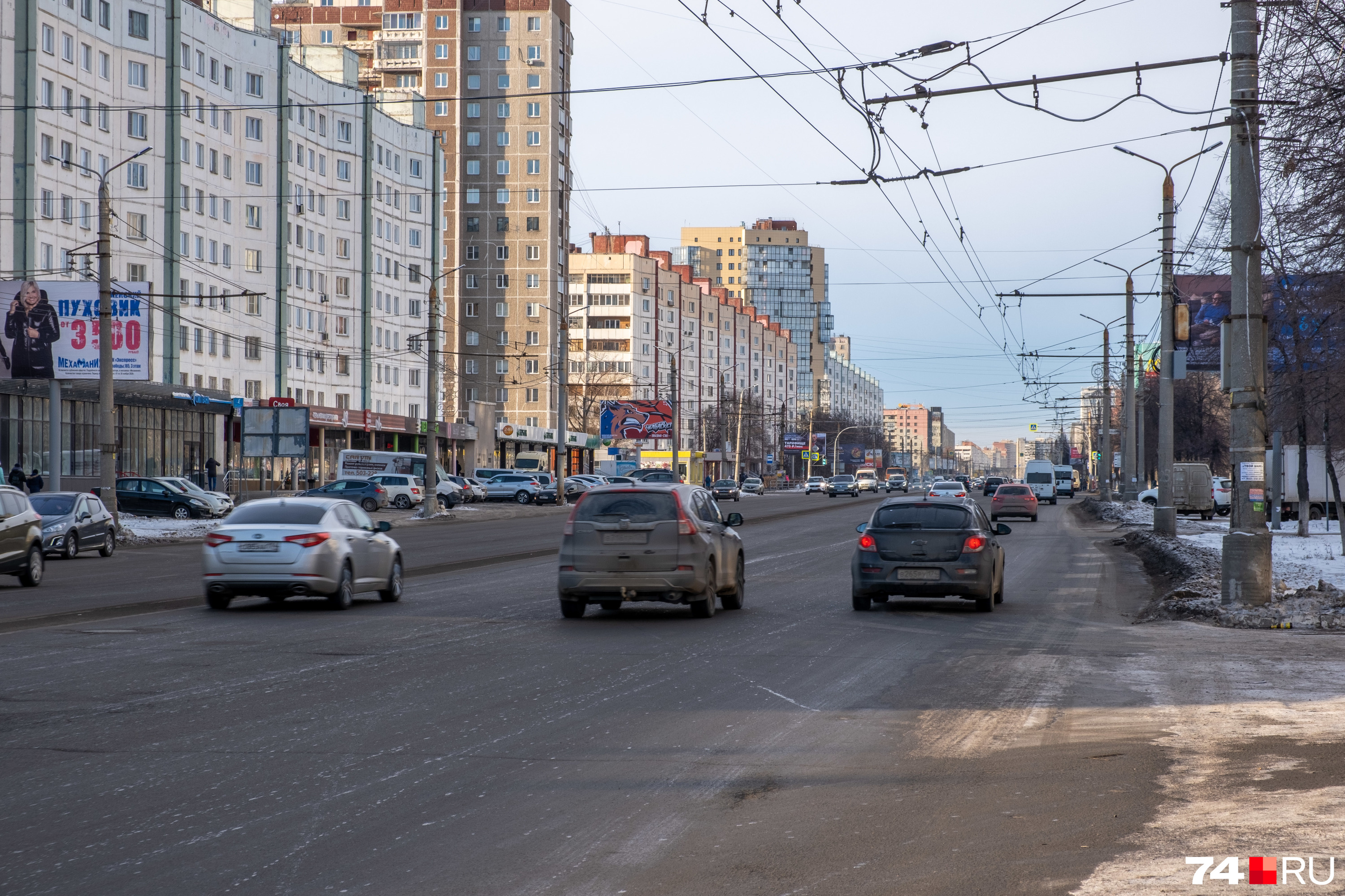 На Комсомольском проспекте огромных ям, слава богу, нет, но машину потряхивает 