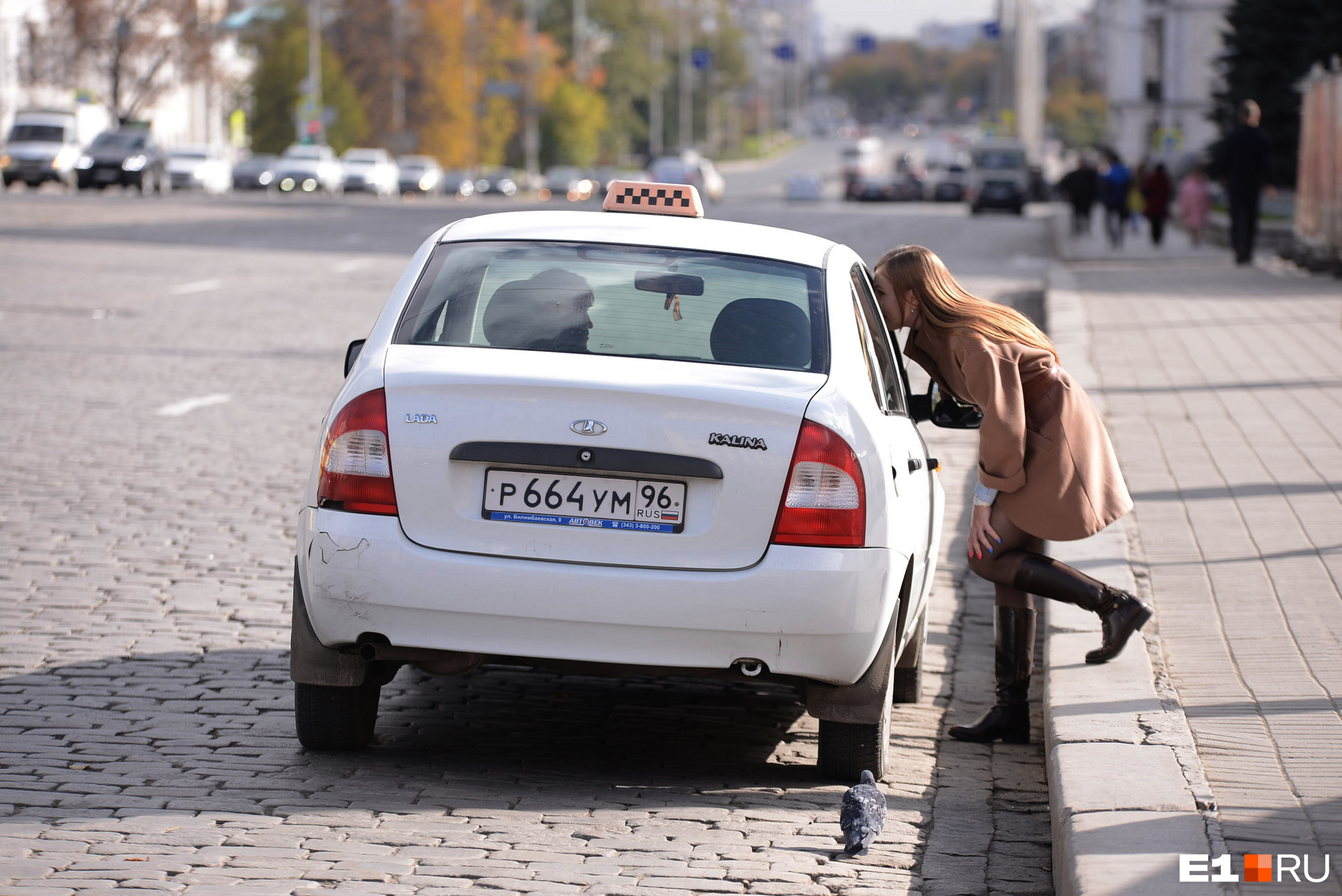 «Шла домой одна через лес»: в Екатеринбурге таксист высадил молодую девушку, не доехав до адреса