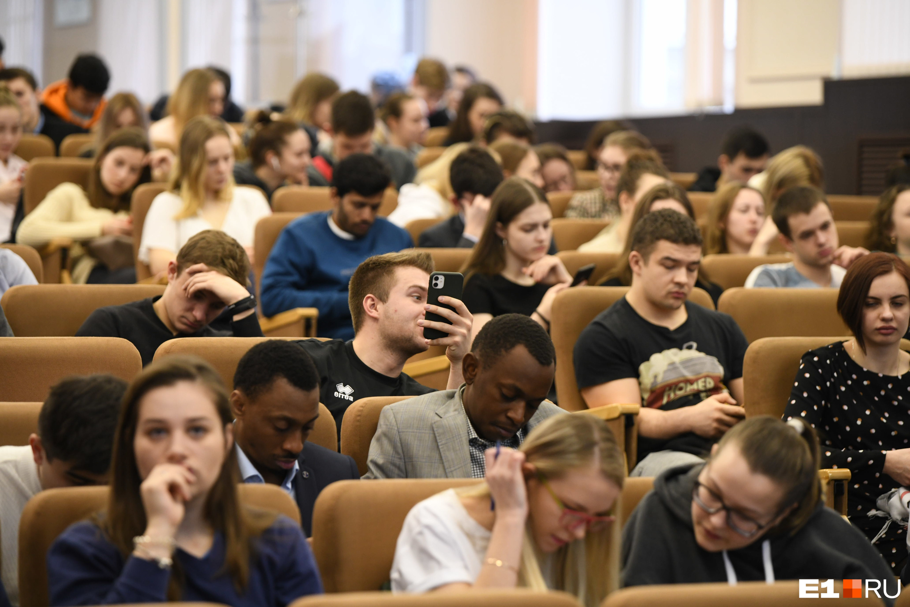 Непривитых переподавателей перевели на дистант, но не во всех вузах