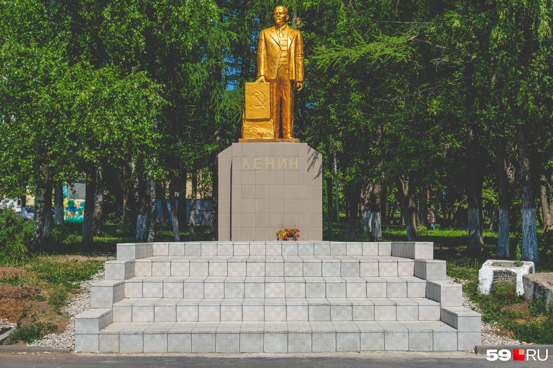 Ленин сверкает золотом
