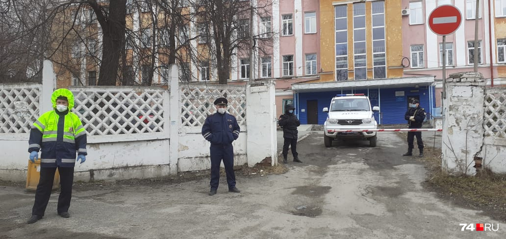 Посты будут дежурить у медучреждения круглосуточно Посты будут дежурить у медучреждения круглосуточно