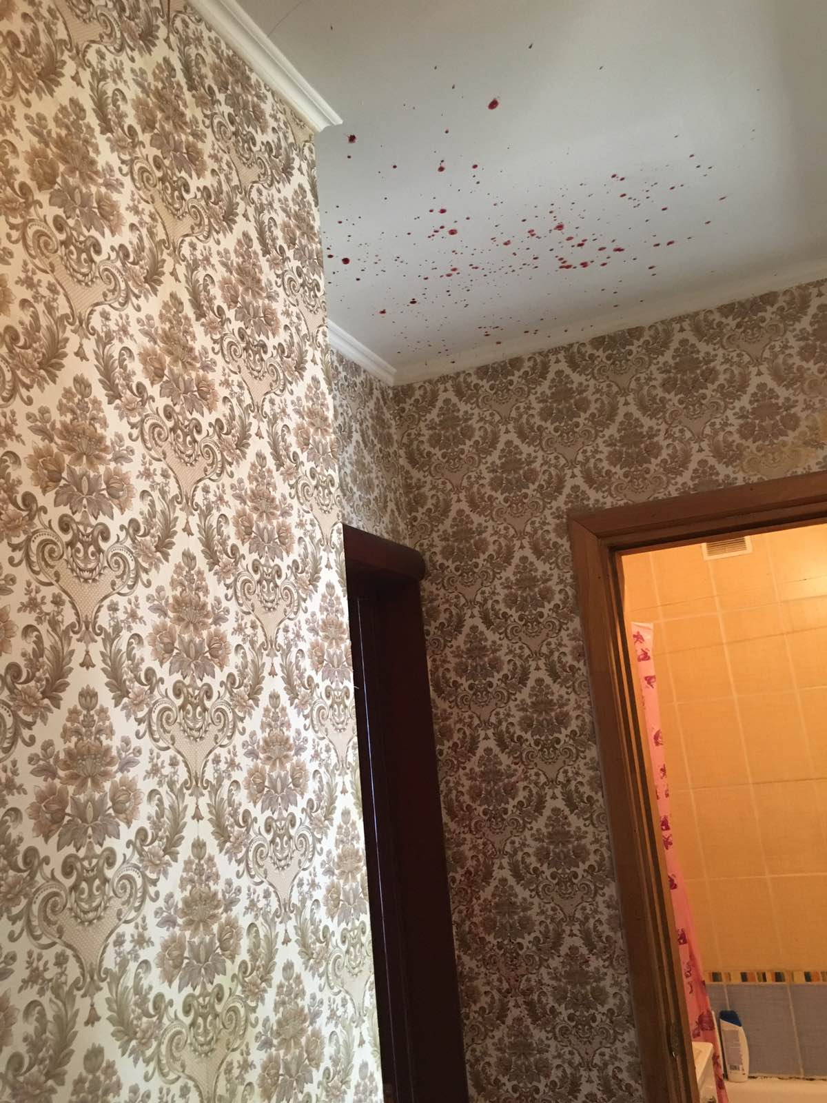 Мужчина начал бить молотком гостя, пока тот умывался Мужчина начал бить молотком гостя, пока тот умывался