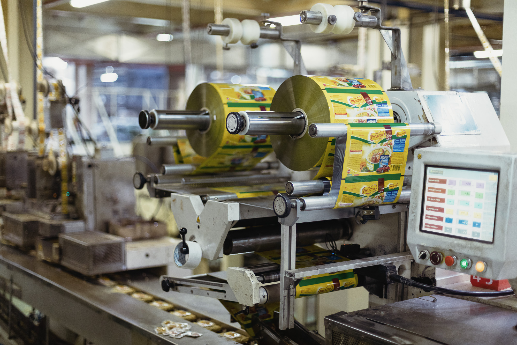 Готовую к употреблению лапшу упаковывают и отправляют на контроль Готовую к употреблению лапшу упаковывают и отправляют на контроль