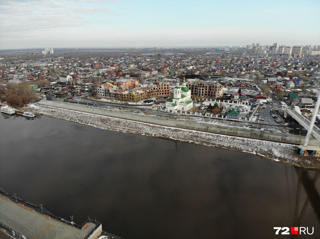 Со скамейки не было видно берега и от этого