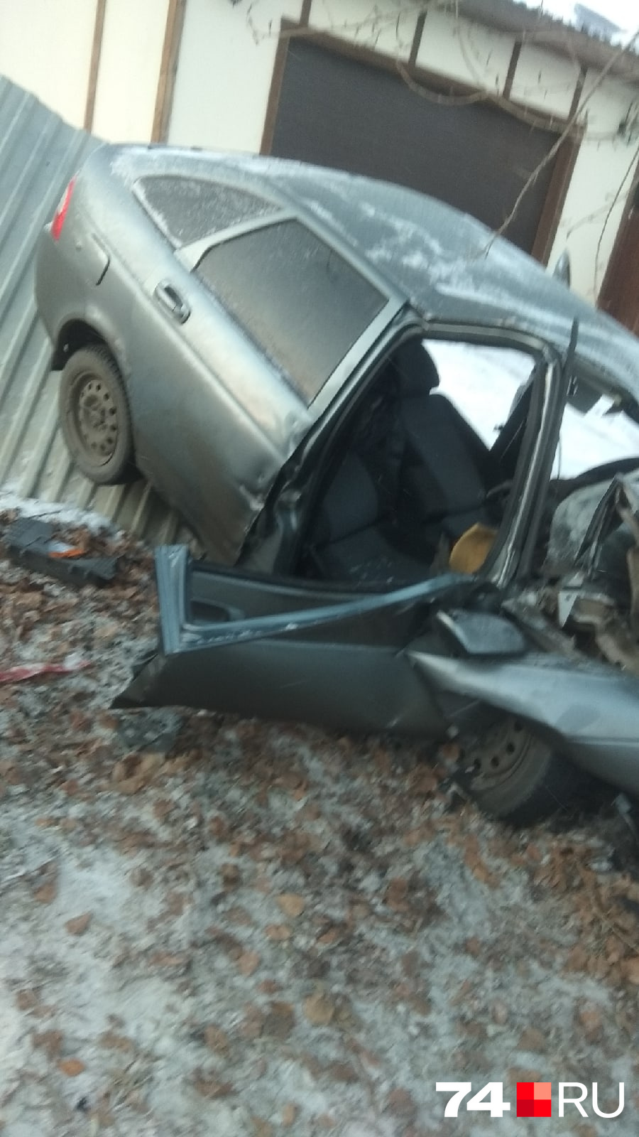 Задними колесами машина зацепилась за забор Задними колесами машина зацепилась за забор