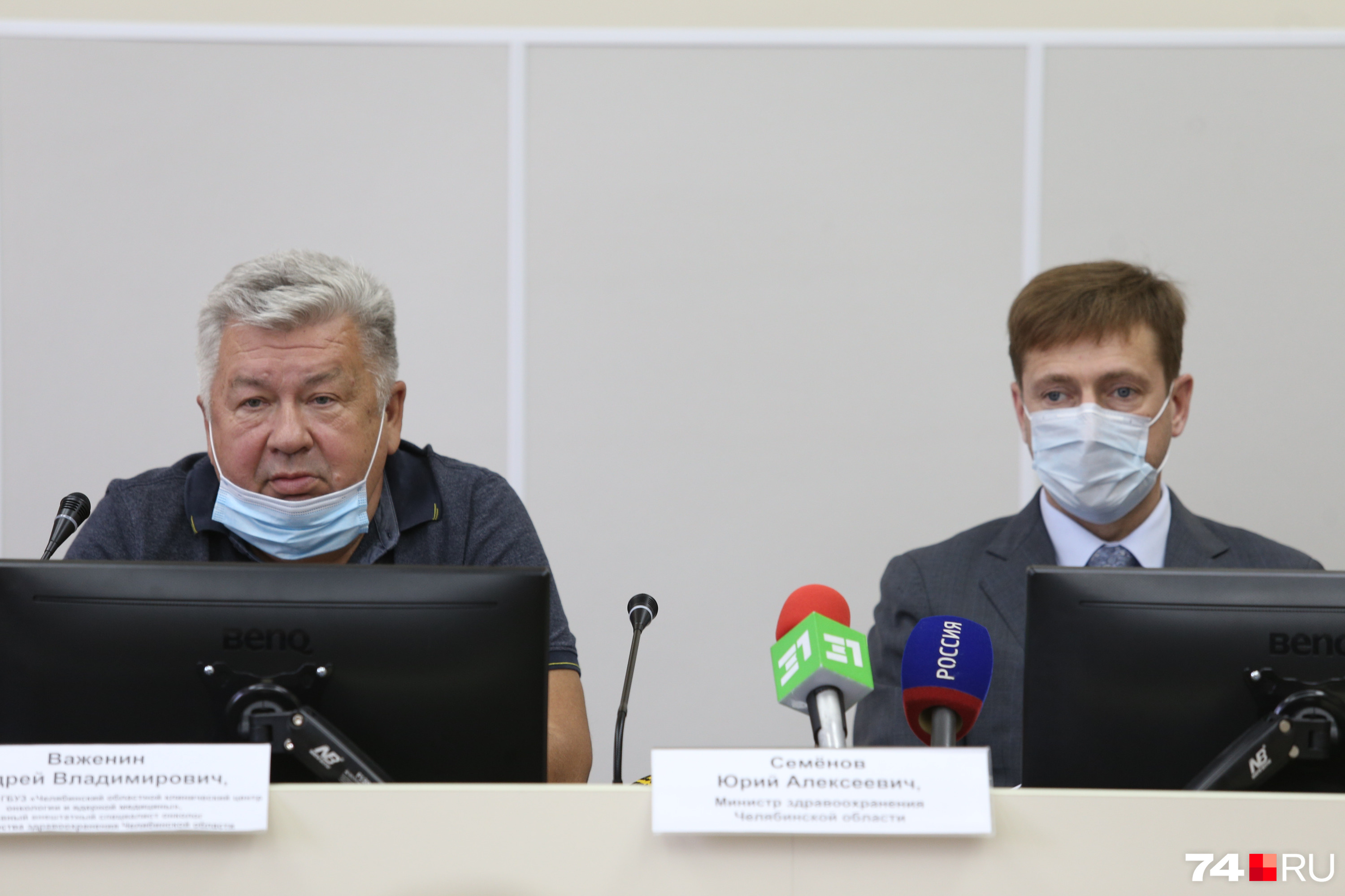 Главврачу онкоцентра Андрею Важенину (слева) тяжело даётся масочный режим