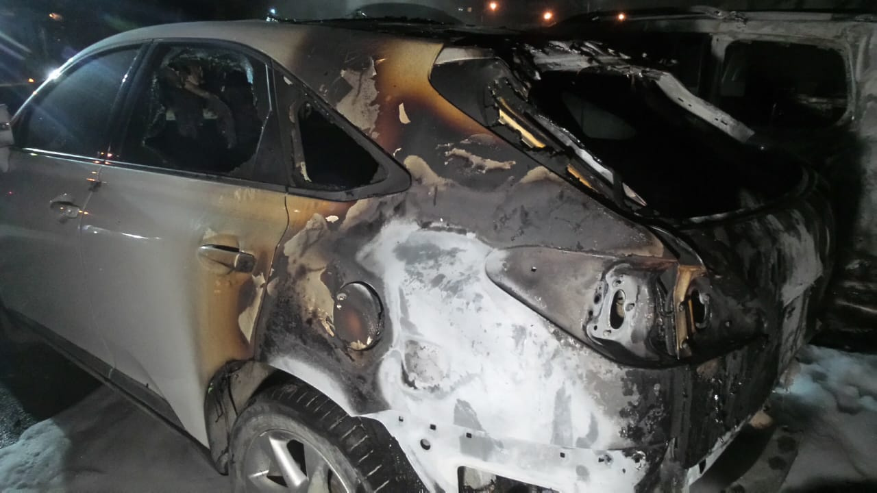 Огонь с Toyota перекинулся на стоявший рядом Lexus