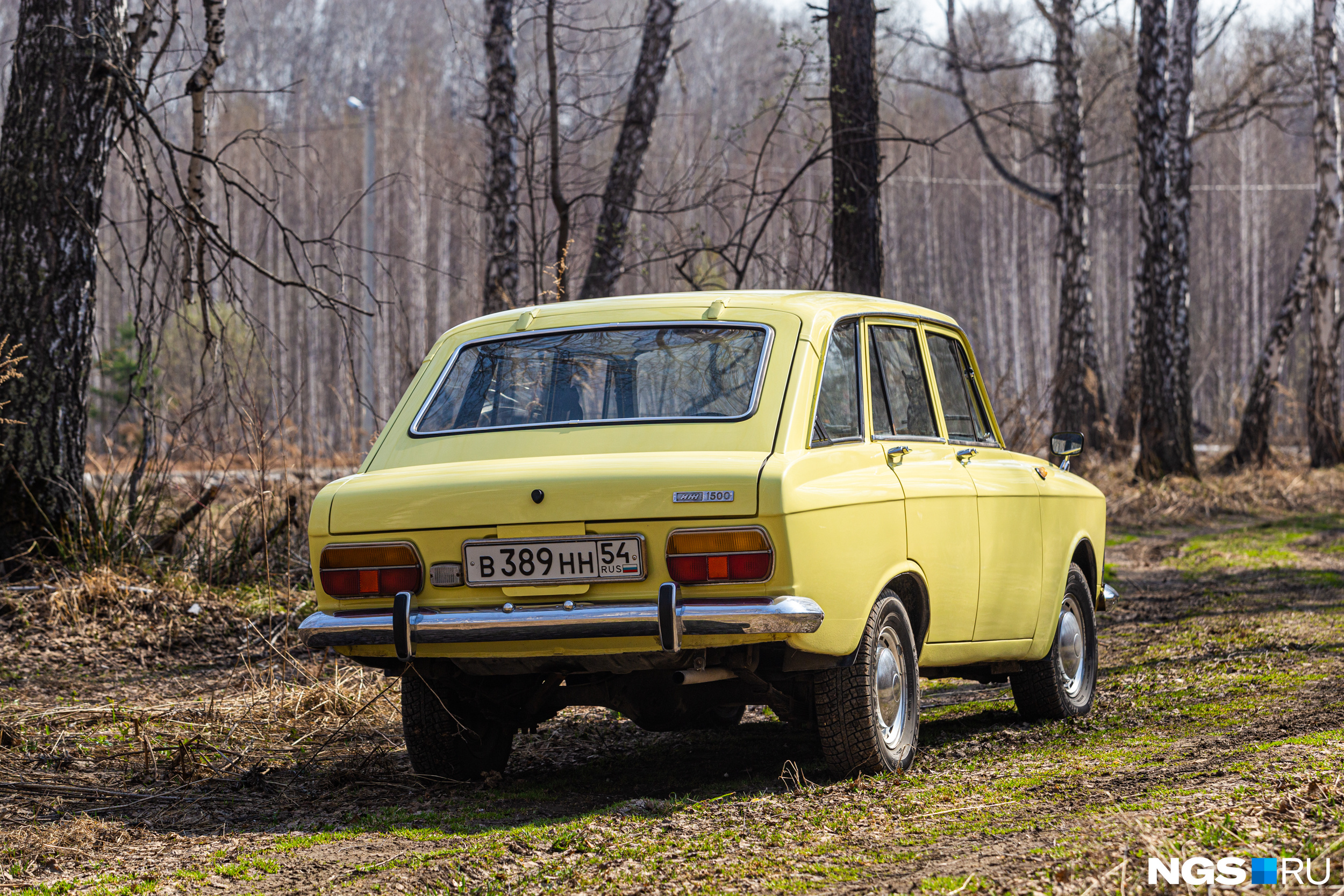 Машина раньше была оранжевого цвета, но Сергей перекрасил её в желтый