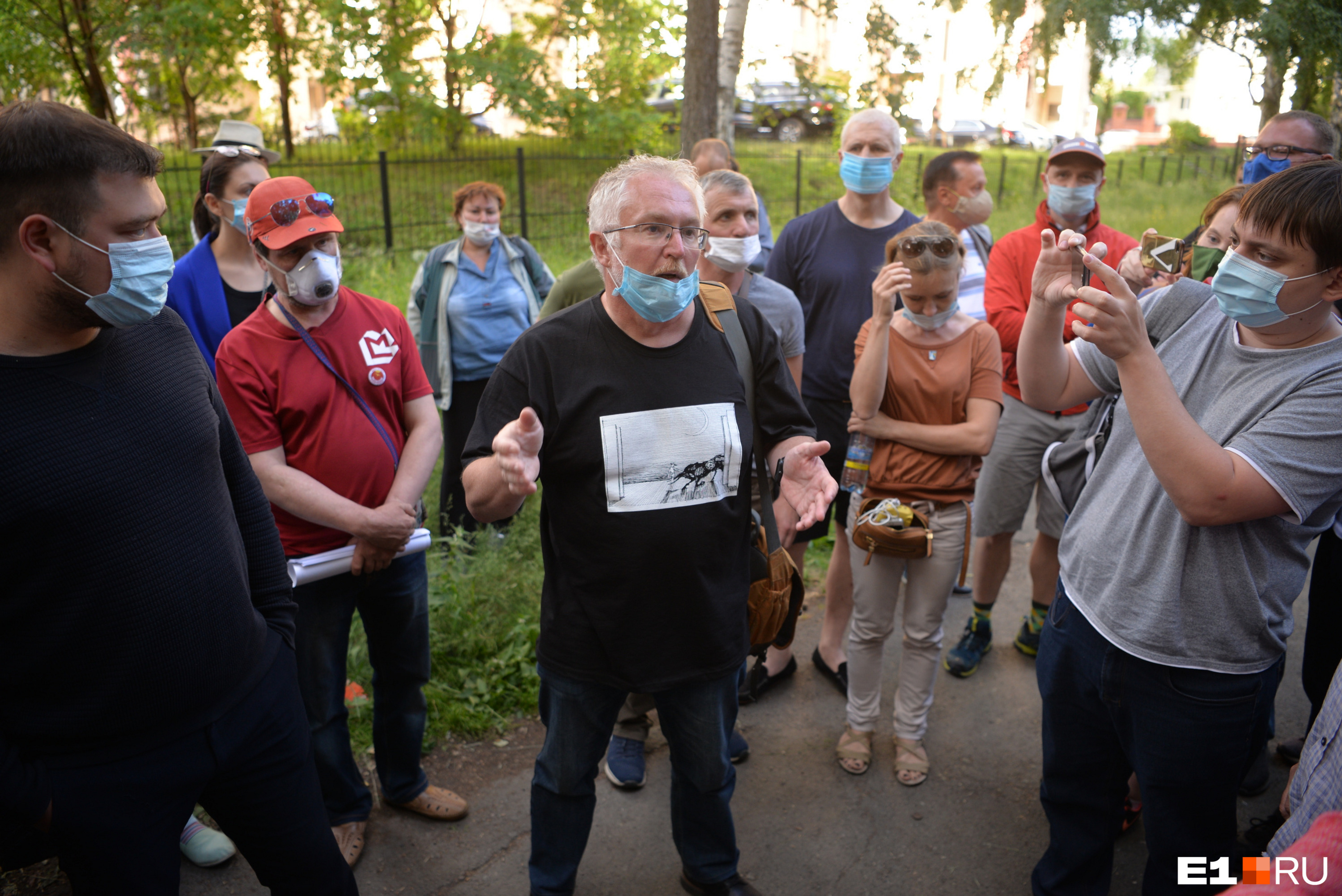 Депутат гордумы Константин Киселев вновь выступил перед собравшимися в парке местными жителями