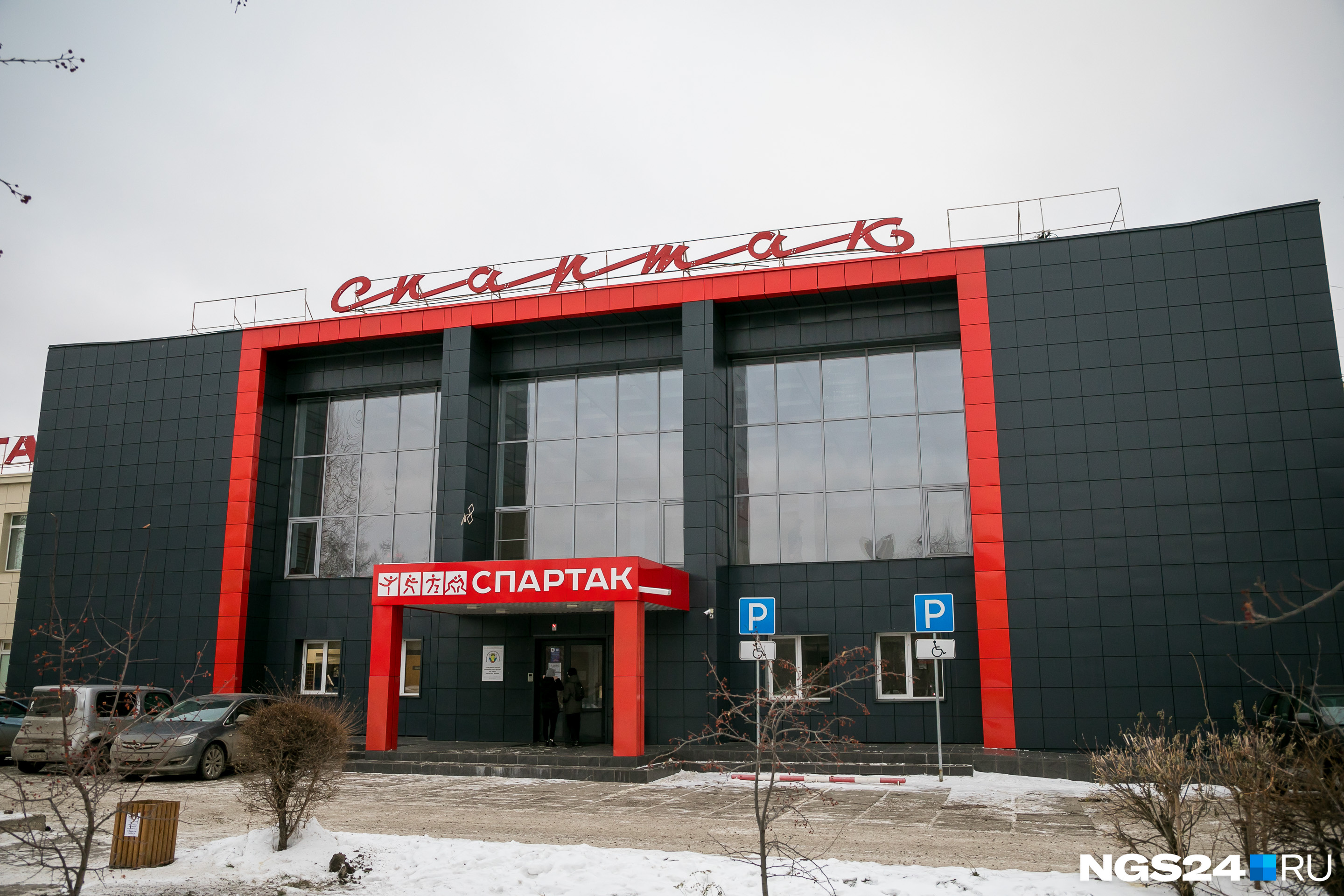 В отличие от вывески «Ателье» надпись «Спартак» выполнена более качественно В отличие от вывески «Ателье» надпись «Спартак» выполнена более качественно