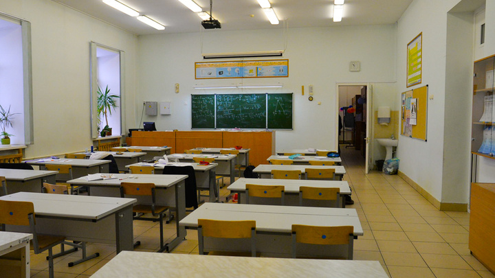 В Екатеринбурге детей эвакуировали из школы из-за звонка о минировании