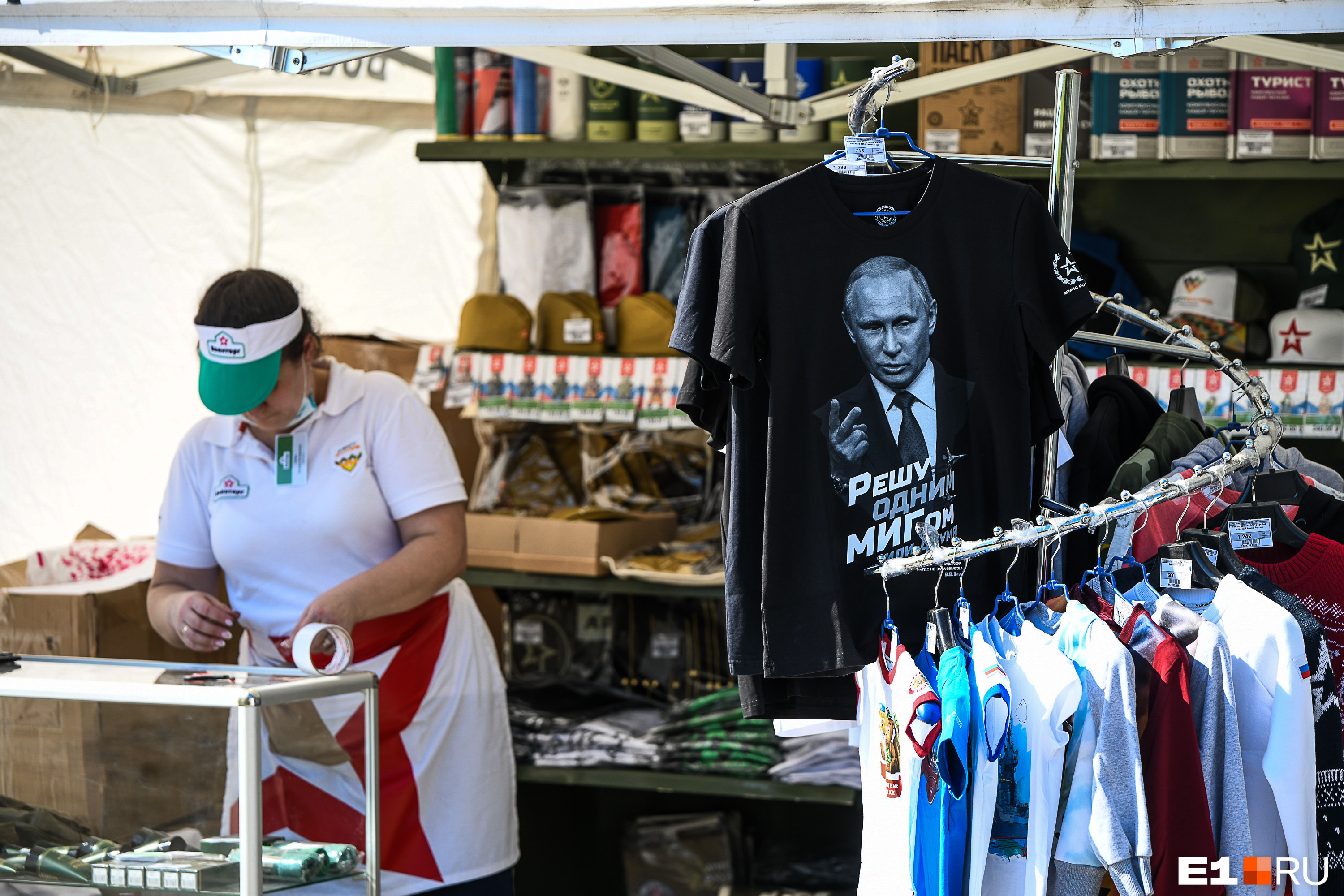 Здесь же можно было прикупить футболку с Путиным, который «решит всё одним МИГом» Здесь же можно было прикупить футболку с Путиным, который «решит всё одним МИГом»