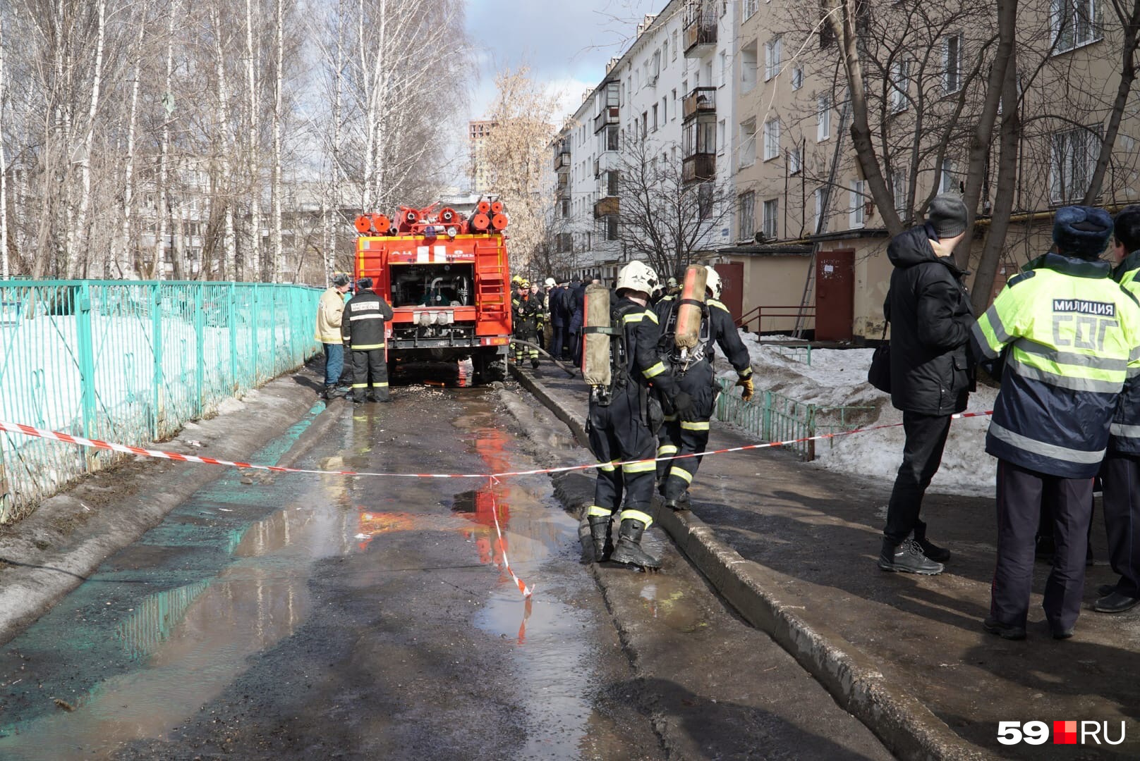 Упал шкаф с посудой