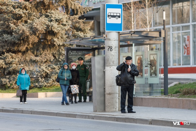 Зато на остановках полно людей Зато на остановках полно людей