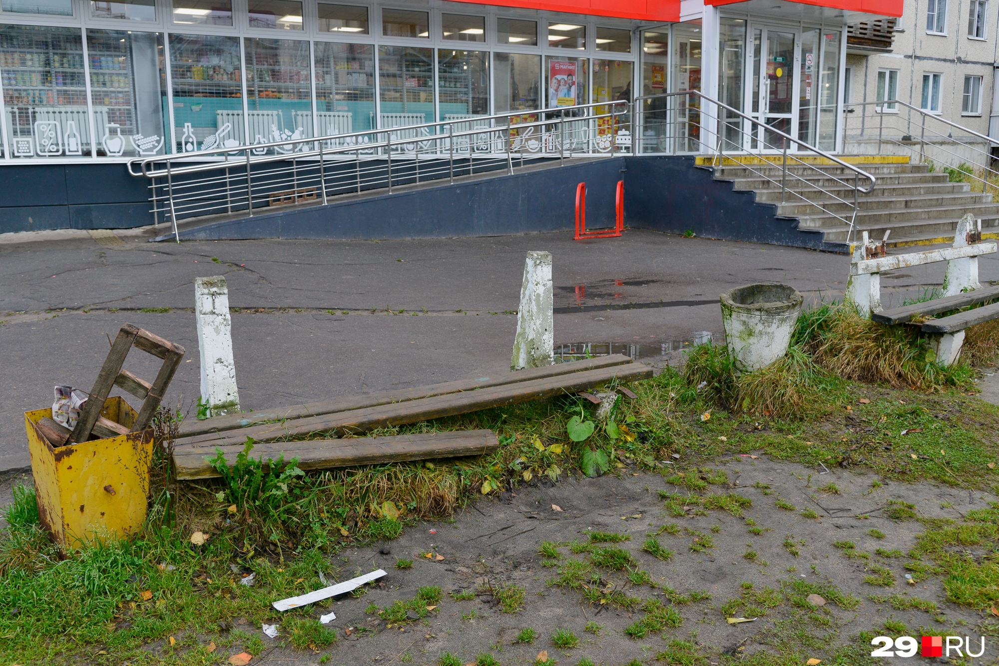 Остов сгнившей и сломанной скамейки — как памятник комфортной городской среде