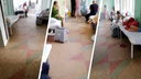 Медик показал видео из переполненной больницы: десятки людей с ковидом лежат в коридорах