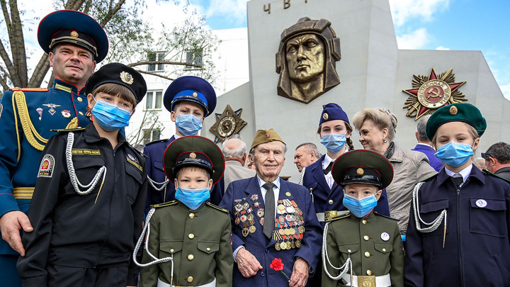 В Челябинске появился новый культурно-исторический объект — воина-танкиста увековечили в камне и бронзе
