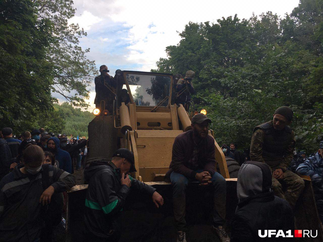 Вот так активисты оккупировали трактор БСК