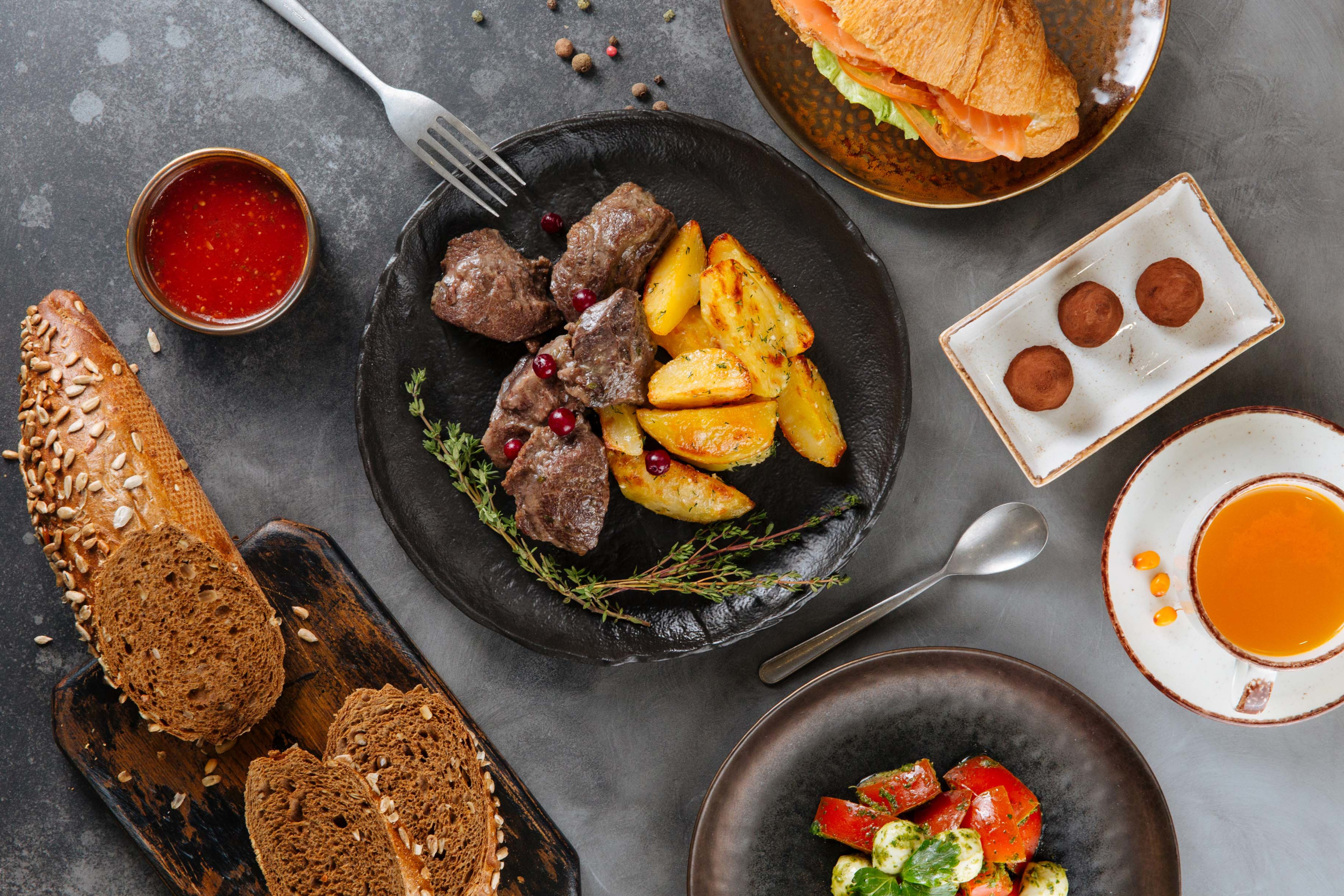 Ужинать с «Двумя поэтами» не просто вкусно, но и выгодно. Каждый день с 19:00 на всю продукцию собственного производства гастро-буфет делает скидку 30%<br>