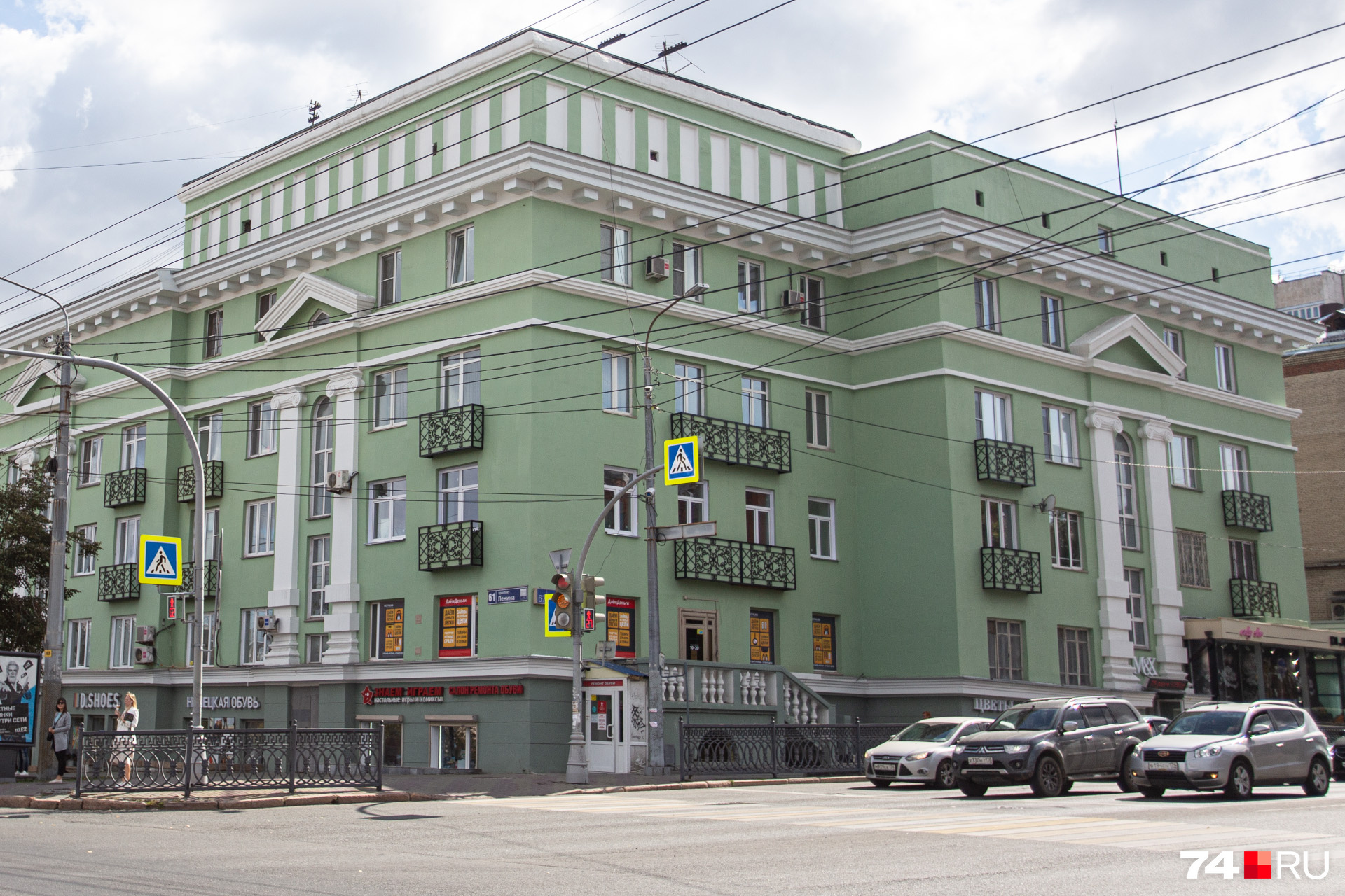 К саммитам в городе обновили фасады на гостевых маршрутах, а кое-где даже соорудили фальш-балконы