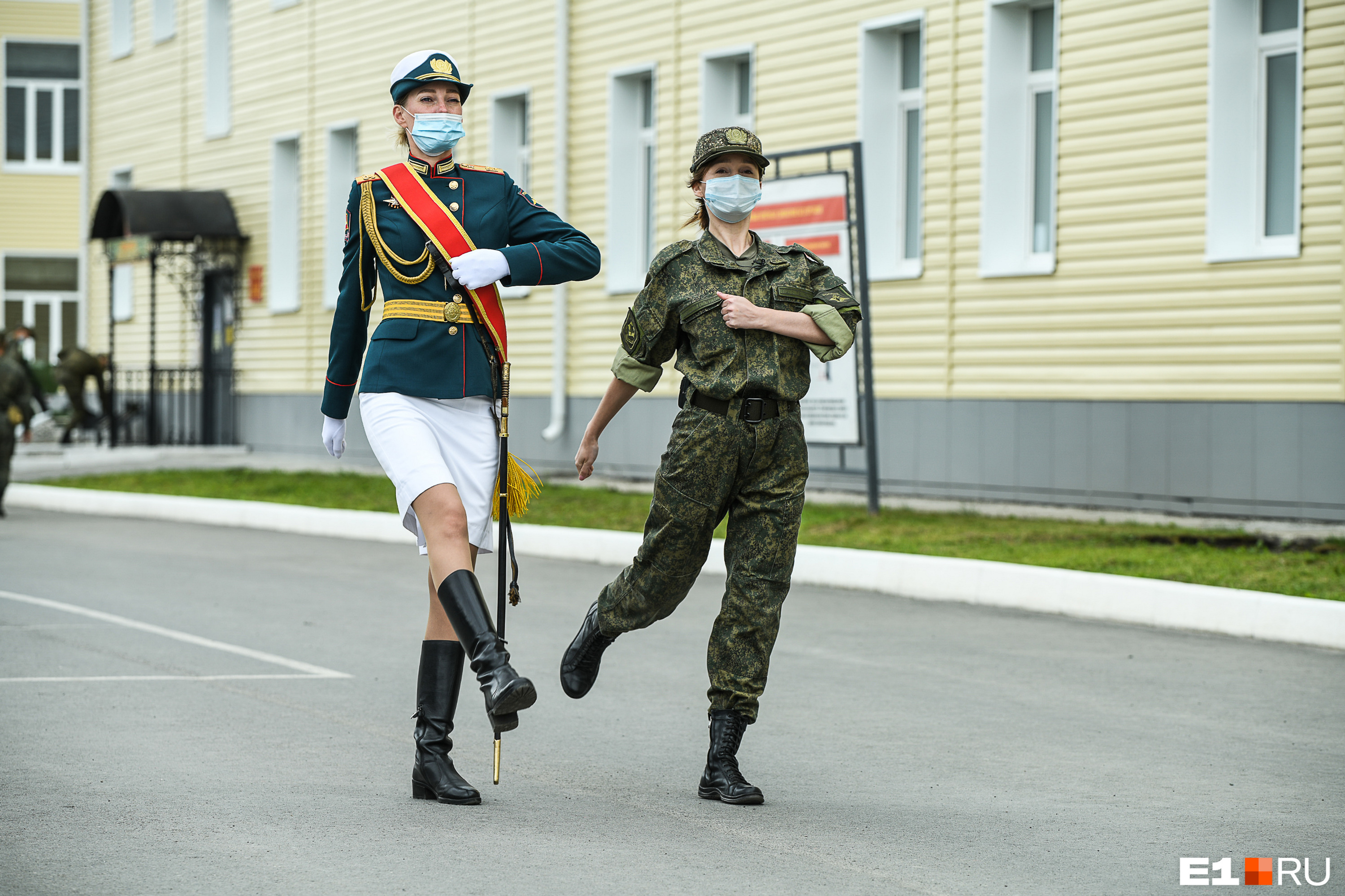 Войска 22. Девушки в почётном Карауле. Девушки на плацу. Корреспондентка Почётный караул. Развод на плацу.