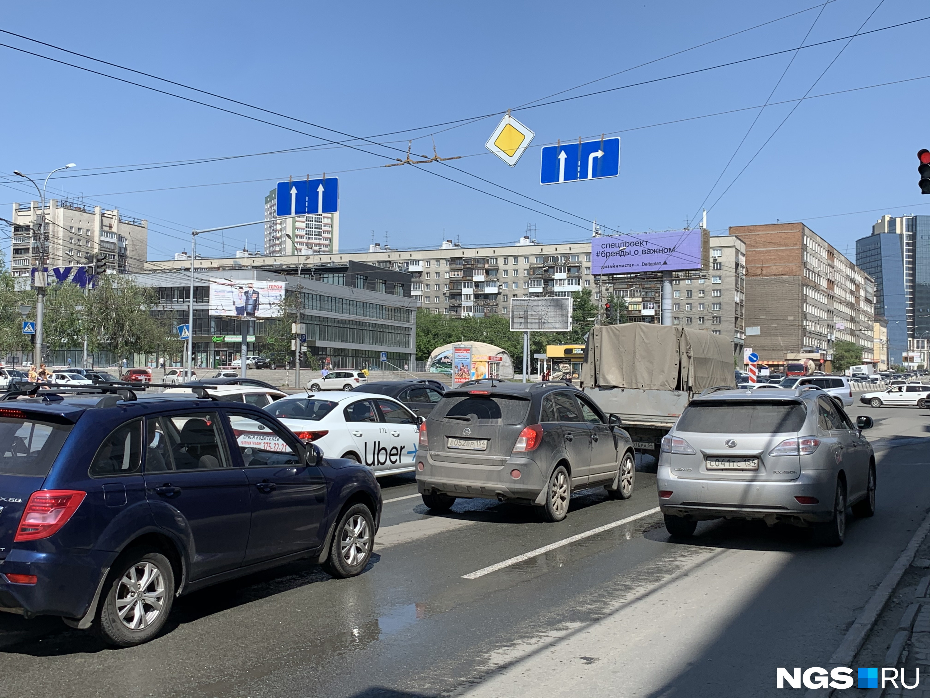 Перекресток проспектов. Перекресток Первомайский Вокзальная. Движение по полосам Энгельса с проспект Ленина. Перекресток Выборгского и Вокзальной улицы.