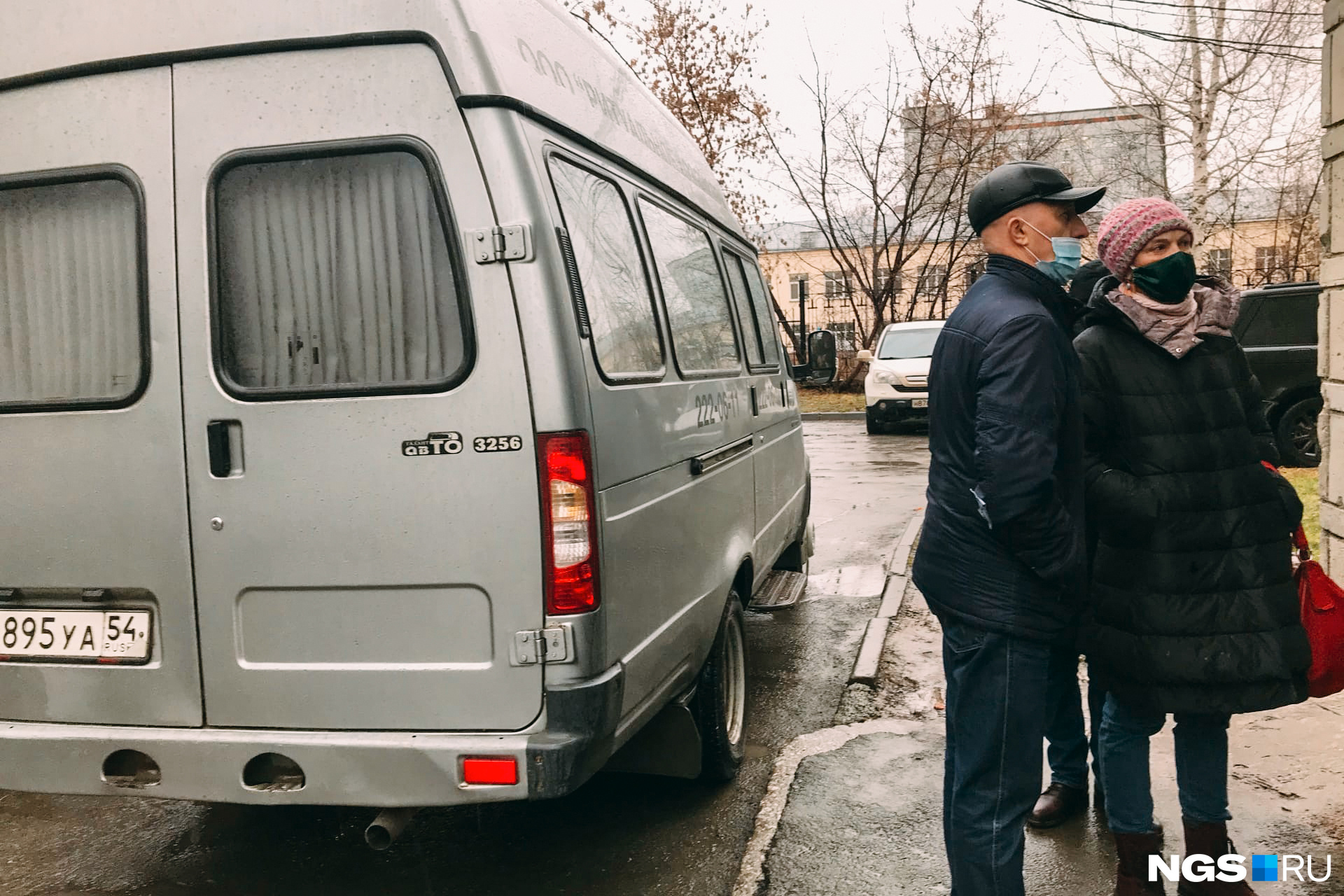 В петербурге пациентов с covid 19 кладут в больничном коридоре на пол