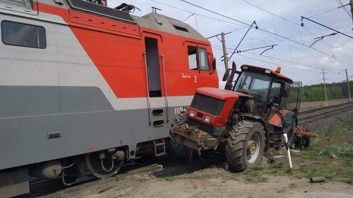 На железнодорожном переезде под Екатеринбургом поезд протаранил трактор