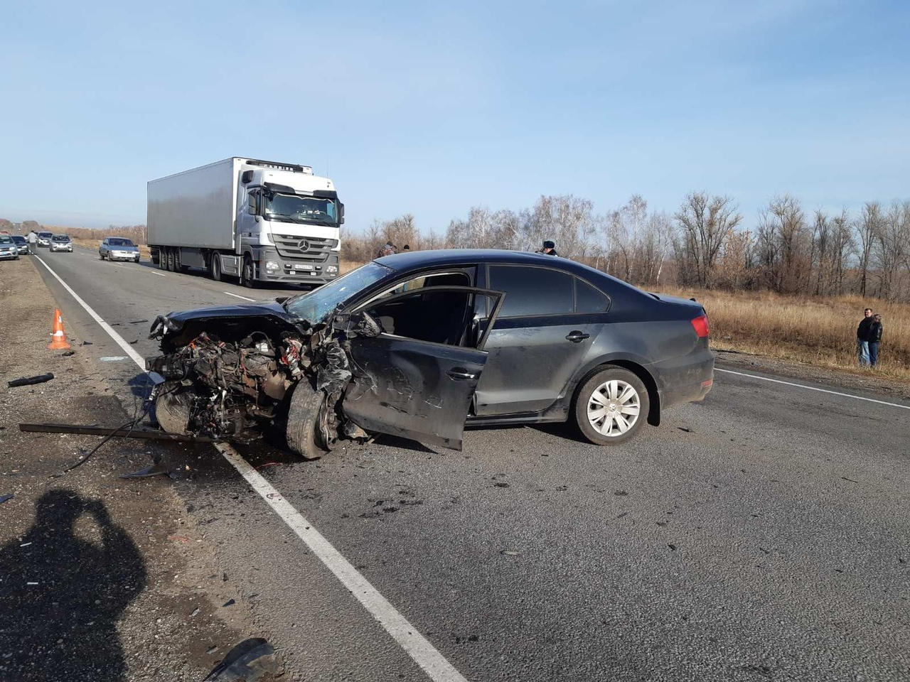 Вторую машину развернуло от удара Вторую машину развернуло от удара