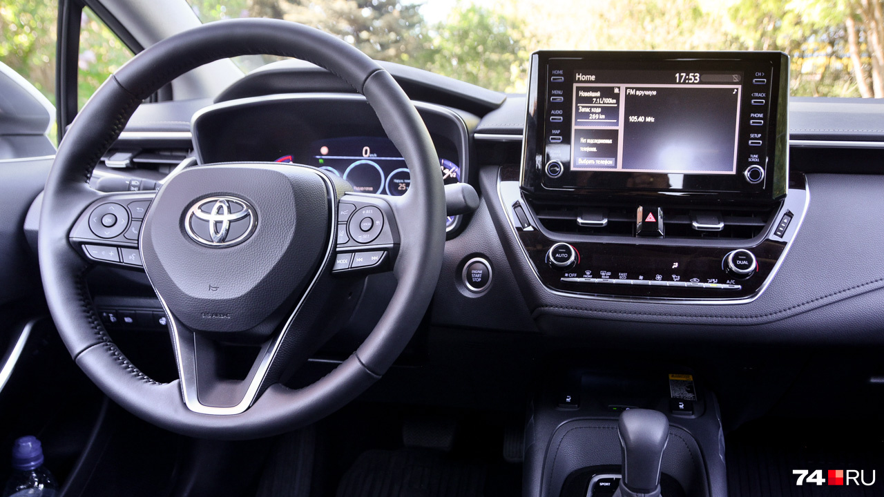 Toyota Corolla с бесключевым доступом. Двигатель запускается кнопкой справа от руля Toyota Corolla с бесключевым доступом. Двигатель запускается кнопкой справа от руля