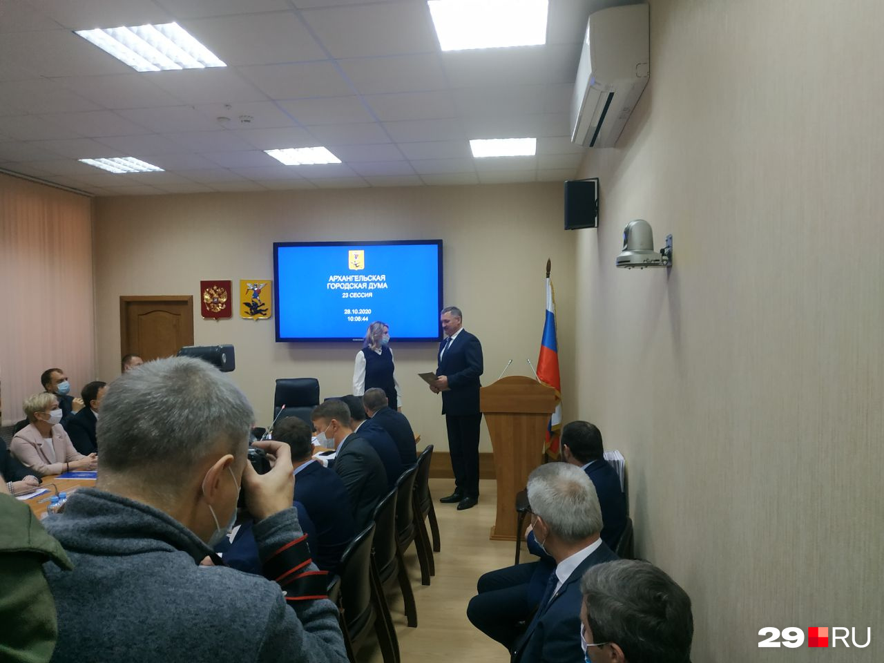 Присутствует и Игорь Годзиш, он пришел, чтобы передать свои полномочия новому главе Присутствует и Игорь Годзиш, он пришел, чтобы передать свои полномочия новому главе