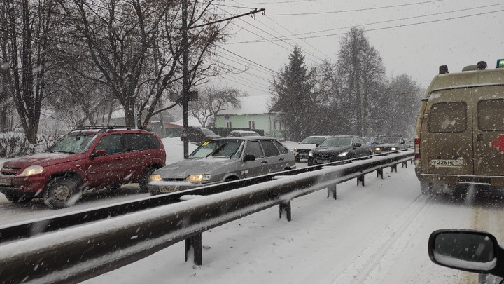 Снегопад, Новый год, пробки. Нижегородцам рекомендовали не ездить в центр города
