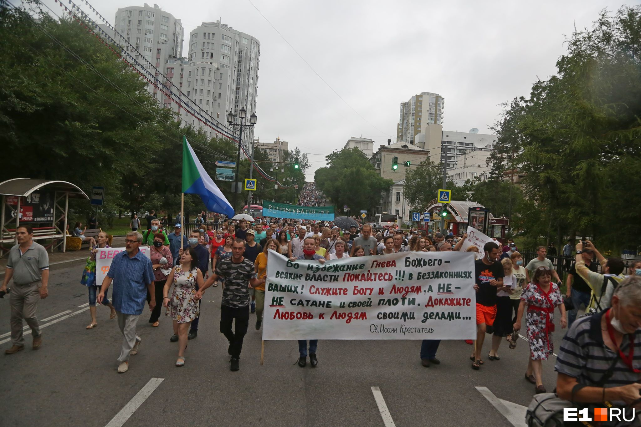 Там собрались тысячи протестующих Там собрались тысячи протестующих