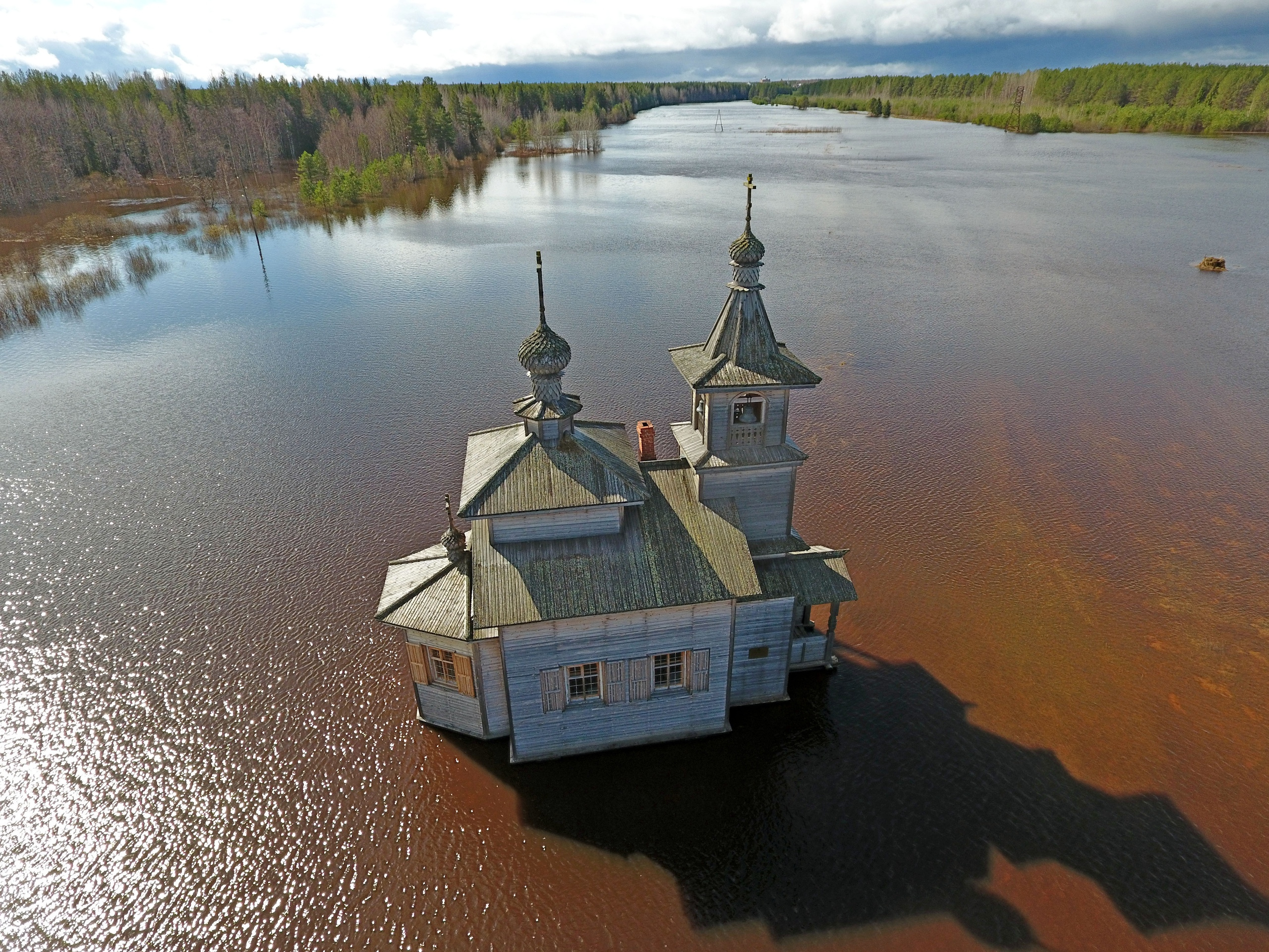 Затопленный рекой Пинегой Свято-Артемиево-Веркольский монастырь