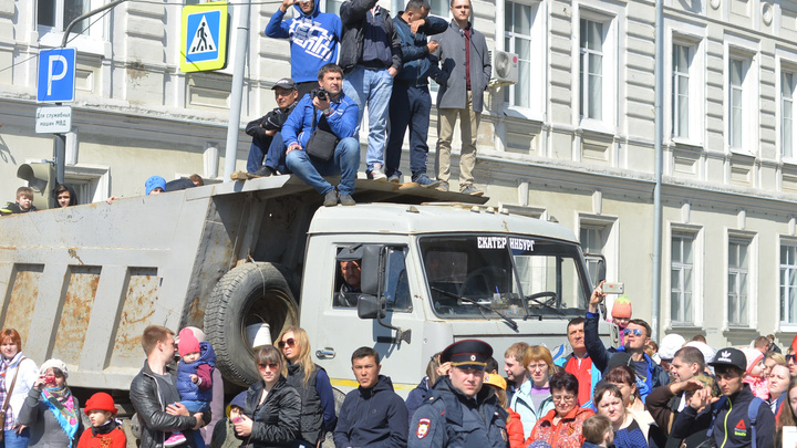 Когда ситуация вынуждает: 10 самых необычных способов посмотреть парад Победы в Екатеринбурге
