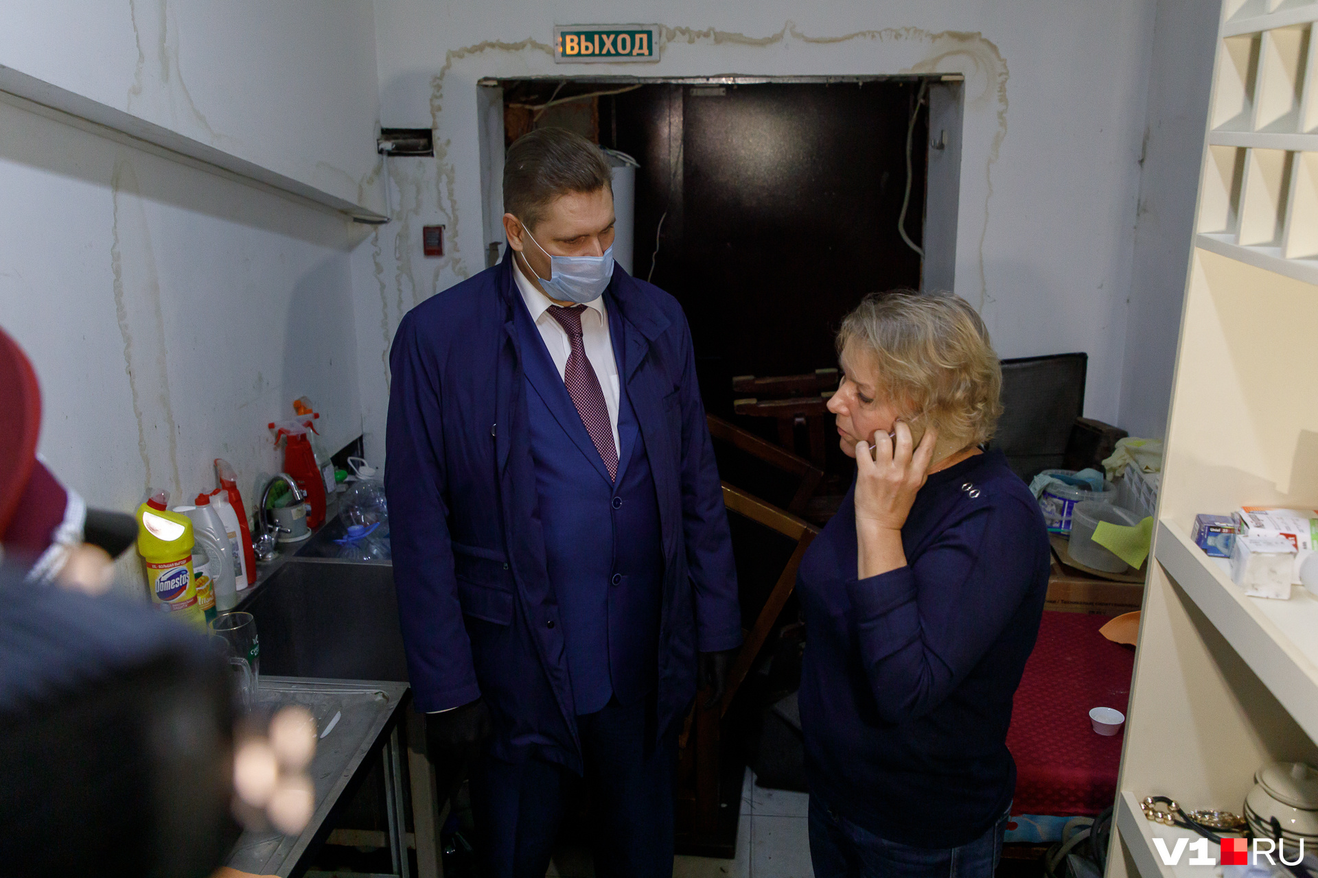 Слишком раздосадованные гости никак не могли справиться с эмоциями Слишком раздосадованные гости никак не могли справиться с эмоциями