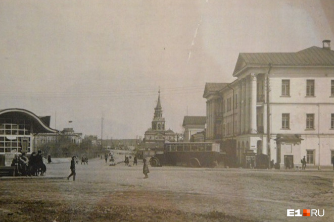 Вид на Главный проспект, где еще стоял Екатерининский собор, разрушенный в 1930 году