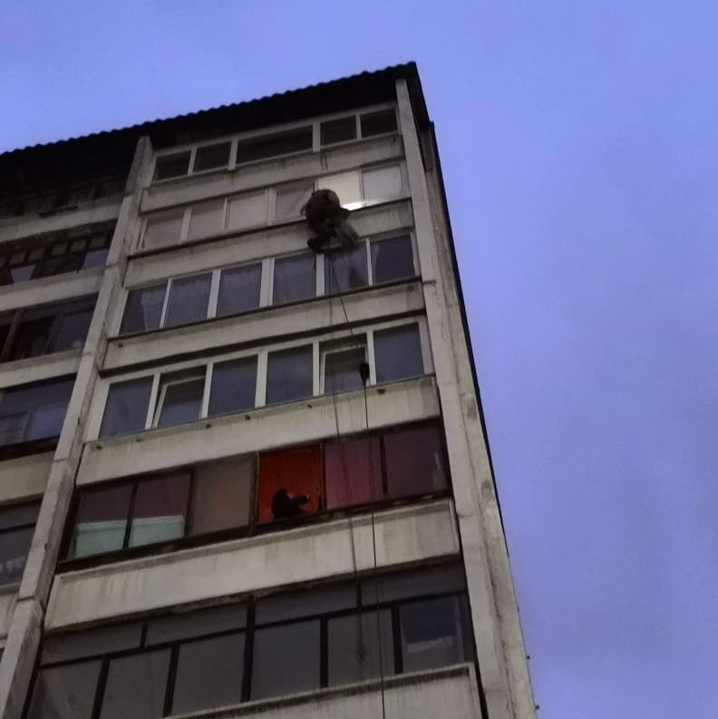 Евгений спускался с балкона девятого этажа на шестой