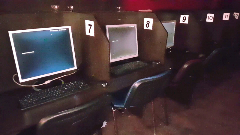 Такие интернет-кафе были разбросаны по нескольким районам Челябинска