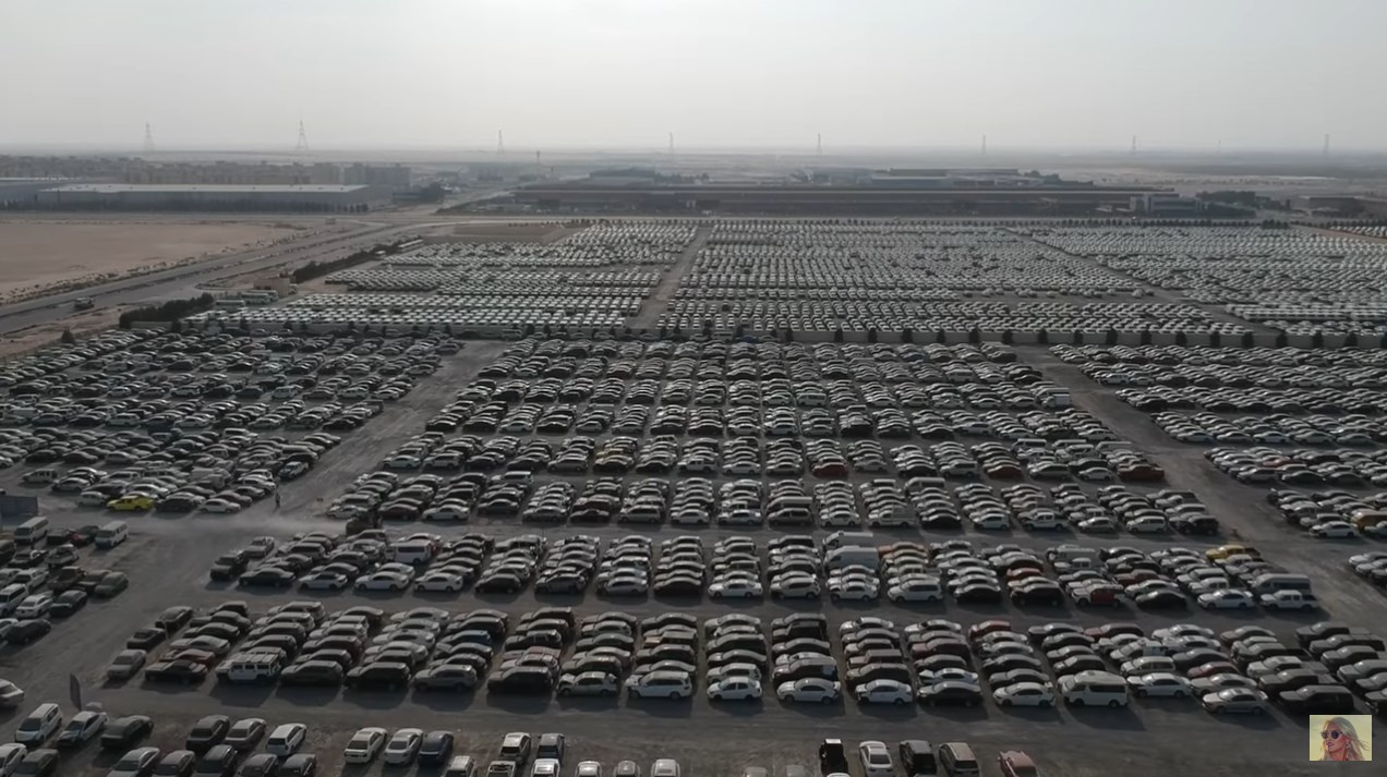 Видеоблогер показала гигантскую парковку брошенных суперкаров в Дубае