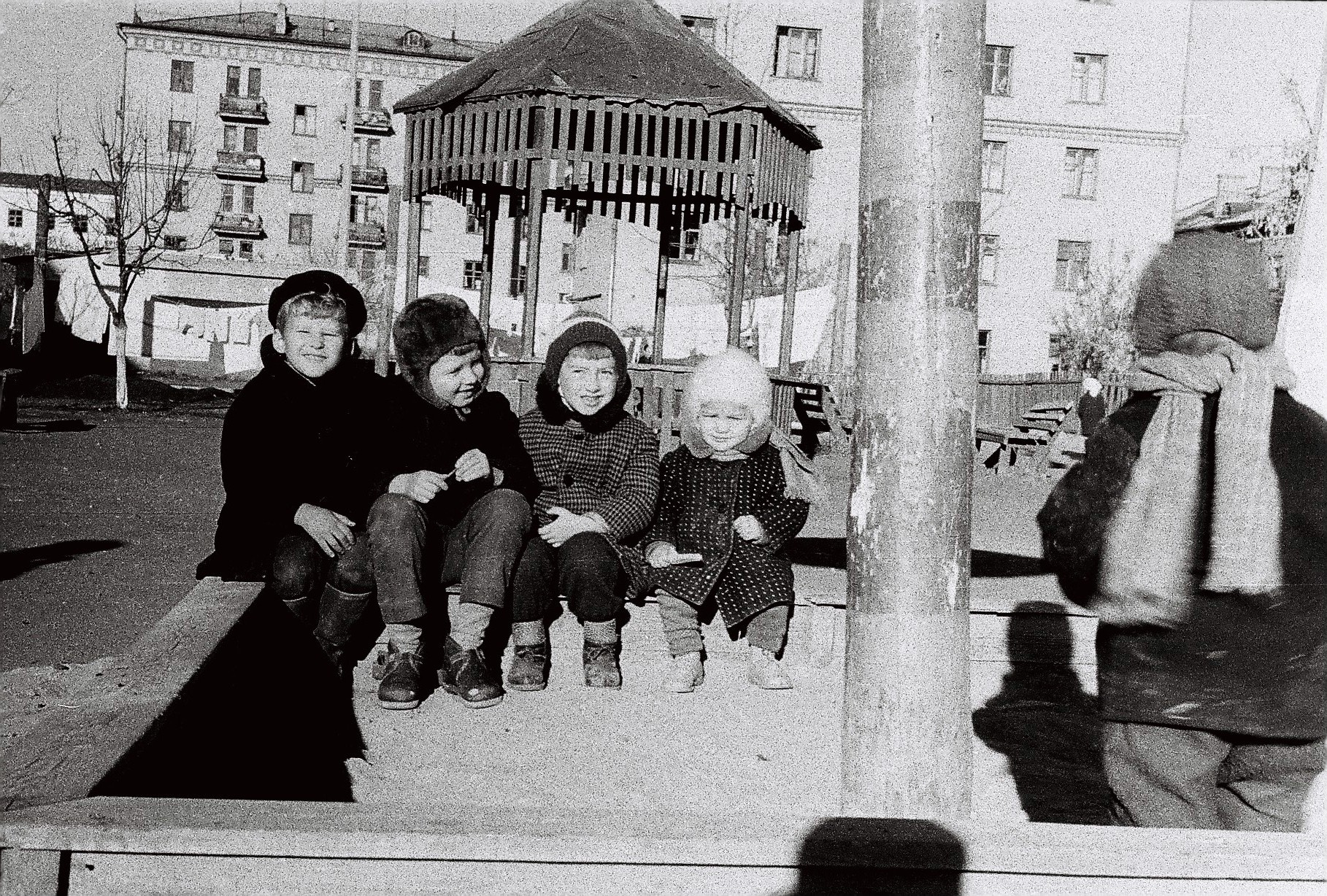 Это примерно 1970-й год. Фотография Игоря (третий слева) с друзьями сделана в дворе дома на улице Энтузиастов