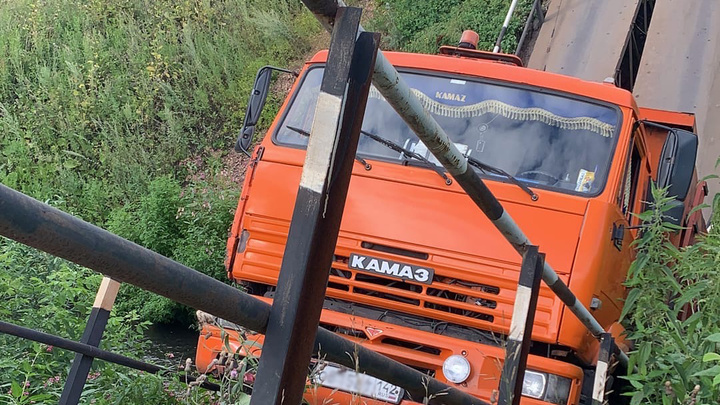 В Кузбассе КАМАЗ сломал мост пополам. Местные власти прокомментировали ситуацию