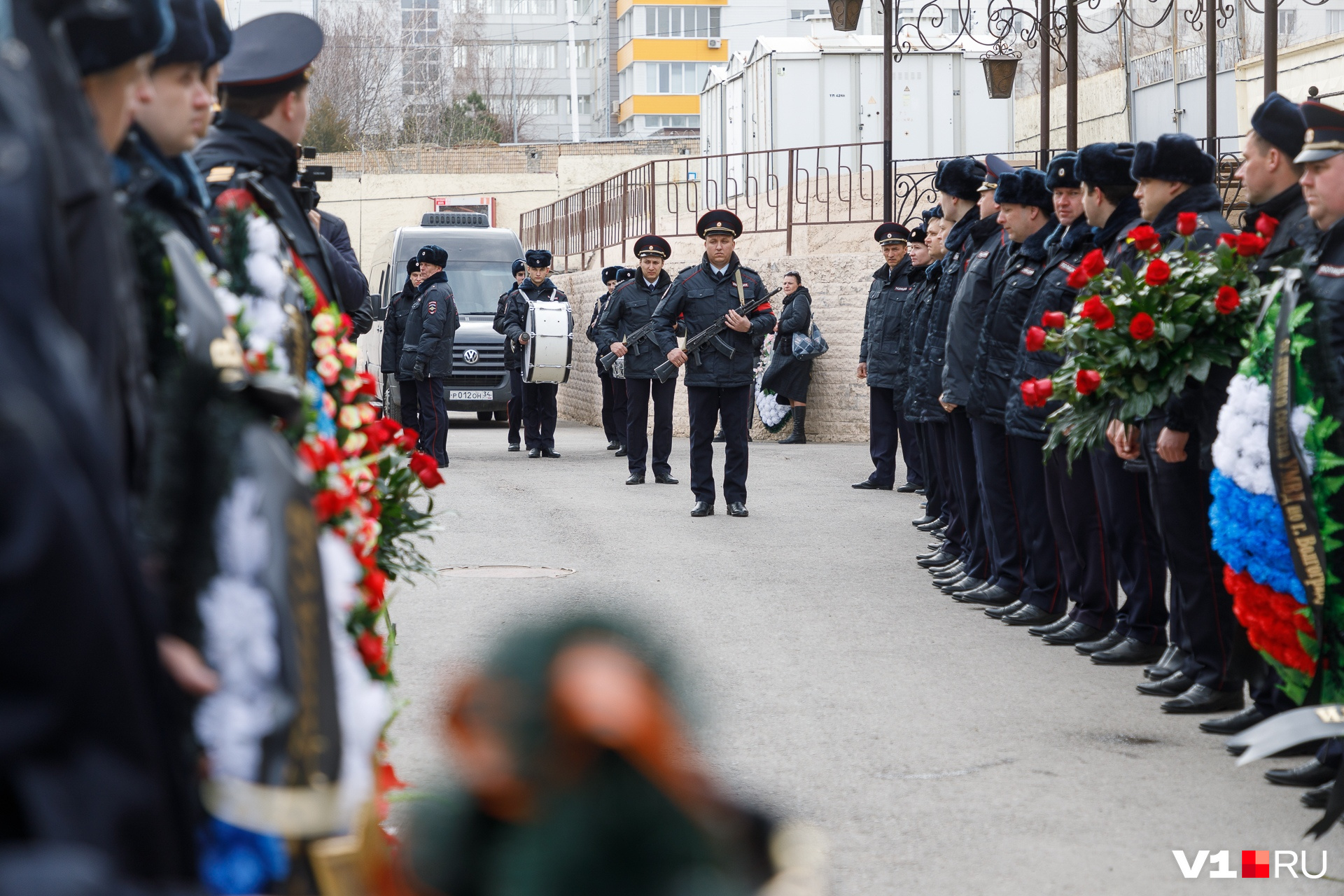 Похоронили полицейского на кладбище в Краснооктябрьском районе 