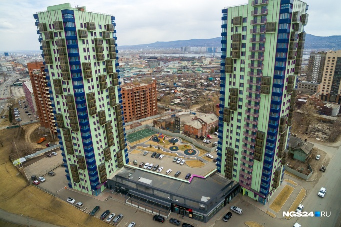 К сентябрю 2017 года в две сиренево-зеленые 23-этажные «свечки» заехали первые жители