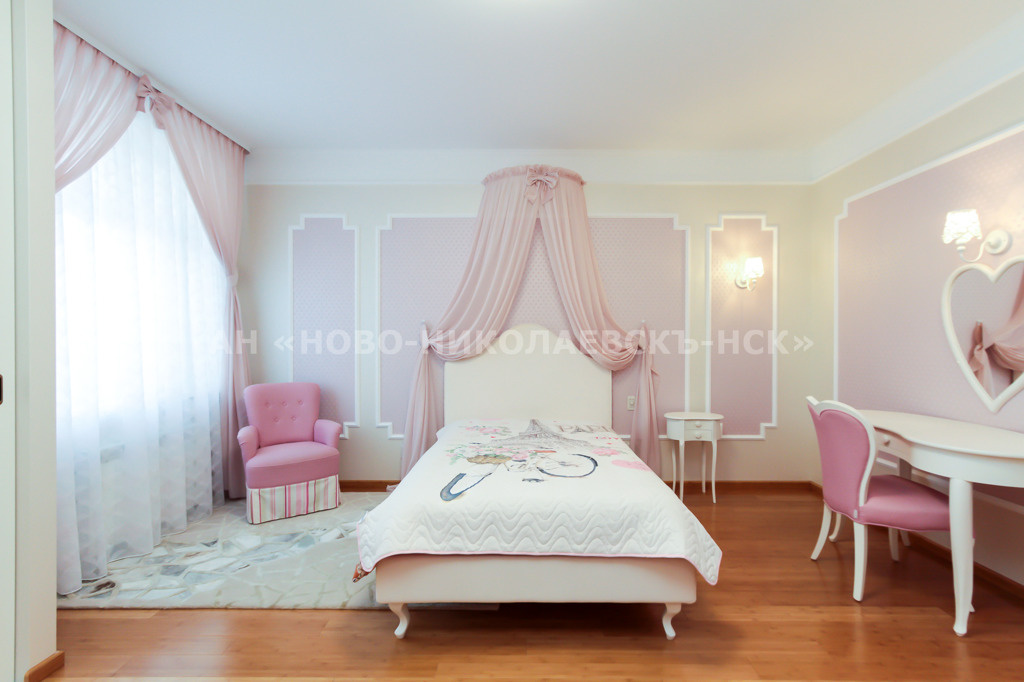 В этой розовой спальне можно посмотреться в зеркало-сердце