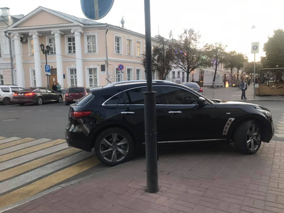 Машина с московскими номерами припарковалась в центр Ярославля 23 сентября 