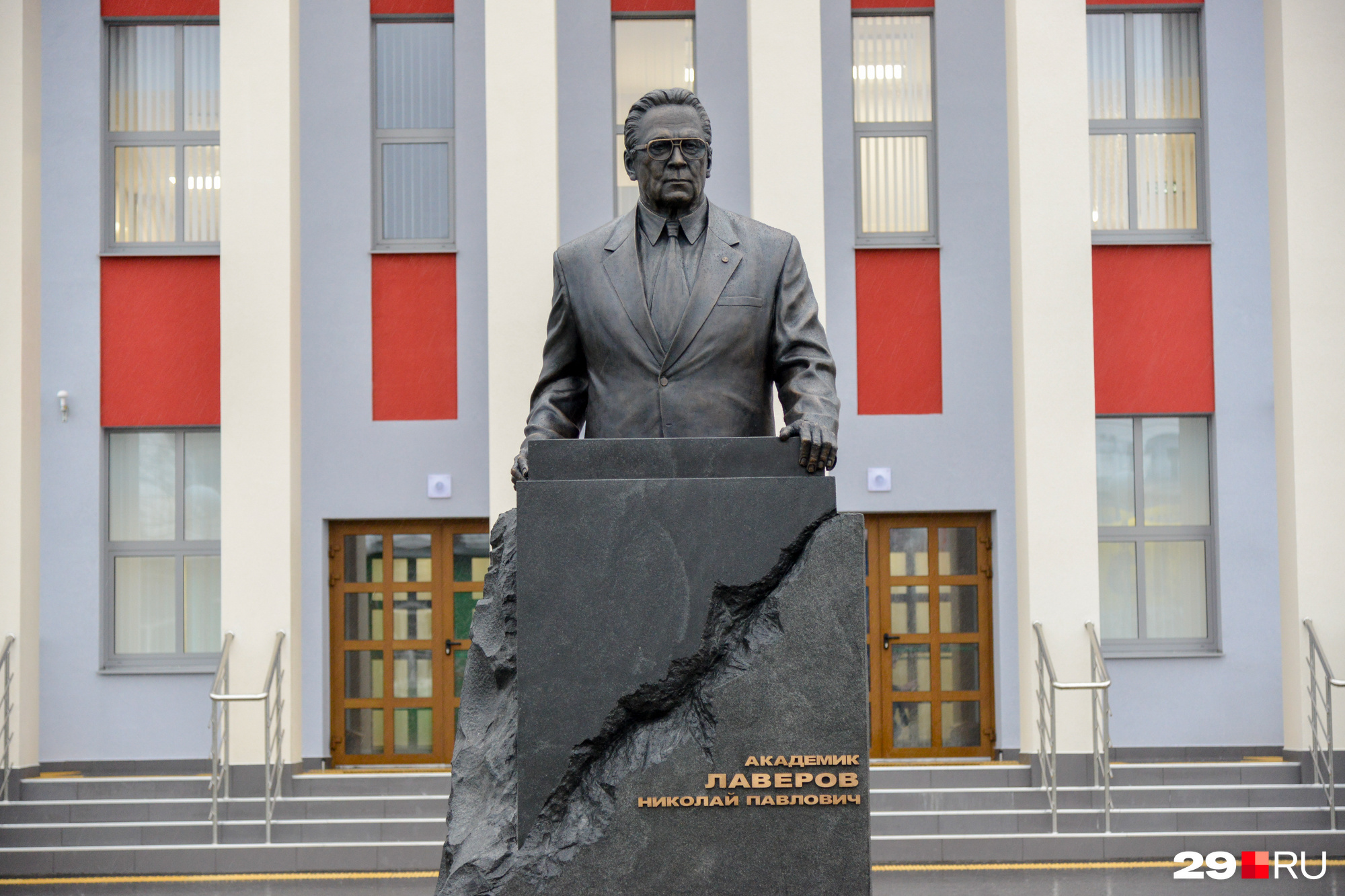 Памятник Николаю Лавёрову сделали в Москве, а собрали в Архангельске этой осенью