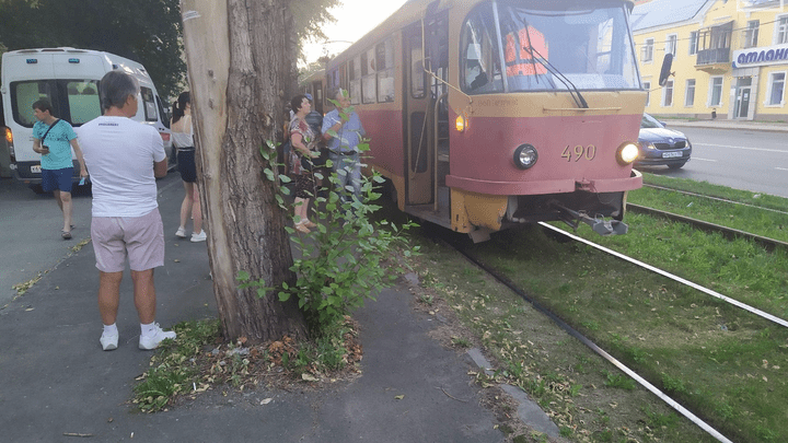 «Пострадавший в тяжелом состоянии»: в Екатеринбурге трамвай сбил 18-летнего парня